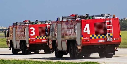 陰溝翻船 機(jī)場(chǎng)消防車跑道上失控翻覆，兩名消防員受傷，似與艙內(nèi)垃圾壓縮裝置有關(guān)